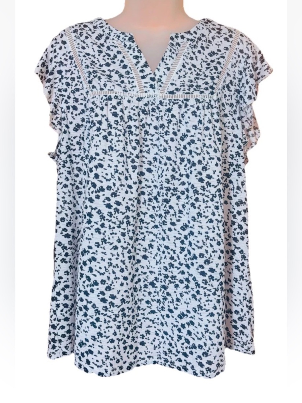 Indigo Rose Blouse Sz 1X Short Flutter Sleeve Floral Black White Cutouts Neck